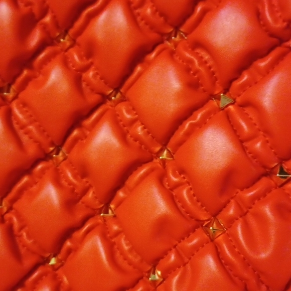 Red handbag with gold studs - Picture 4 of 6